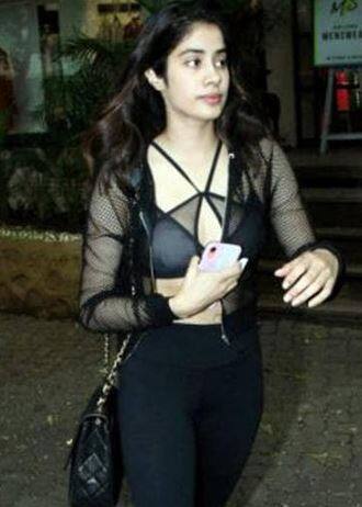 મુંબઇઃ બોલિવૂડ એક્ટ્રેસ જાહ્નવી કપૂર પોતાના લૂકના કારણે ચર્ચામાં રહેતી હોય છે. જેના જિમ લૂક્સ હંમેશા લોકોના અટેશનને ગ્રેબ કરે છે. એકવાર ફરી જાહ્નવીનો બોલ્ડ જિમ લૂક, લોકો વચ્ચે ચર્ચાનો વિષય બન્યો છે. બ્લેક સ્પોર્ટ્સ બ્રા અને નેટ શ્રગની સાથે જાહ્નવી બોલ્ડ લૂકમાં જોવા મળી હતી. આ સાથે જાહ્નવીએ બ્લેક ટાઇટ્સ અને સ્લીપર્સ પહેર્યા હતા. તેમનો આ બોલ્ડ જિમ લૂક સોશિયલ મીડિયા પર વાયરલ થઇ રહ્યો છે. 