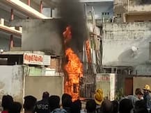 અમદાવાદઃ વેજલપુરમાં સ્કૂલ નજીક ડીપીમાં આગ લાગતા મચી નાસભાગ