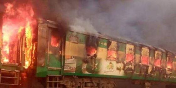 પાકિસ્તાનઃ કરાંચી-રાવલપિંડી એક્સપ્રેસમાં સિલિન્ડર બ્લાસ્ટ, 65 લોકોના મોત gas cylinder explodes on Pakistan's Karachi-Rawalpindi Tezgam express train પાકિસ્તાનઃ કરાંચી-રાવલપિંડી એક્સપ્રેસમાં સિલિન્ડર બ્લાસ્ટ, 65 લોકોના મોત