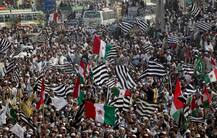 સંકટમાં ઇમરાન ખાનની સરકાર, PAKમાં રસ્તા પર ઉતરી આવ્યા લોકો