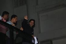 SRK Birthday: શાહરૂખ ખાને જન્મદિવસ પર મોડી રાત્રે \'મન્નત\' બહાર ચાહકો સાથે કરી મુલાકાત, જુઓ તસવીરો