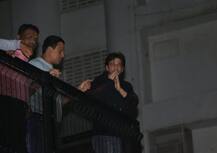 SRK Birthday: શાહરૂખ ખાને જન્મદિવસ પર મોડી રાત્રે \'મન્નત\' બહાર ચાહકો સાથે કરી મુલાકાત, જુઓ તસવીરો