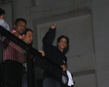 SRK Birthday: શાહરૂખ ખાને જન્મદિવસ પર મોડી રાત્રે \'મન્નત\' બહાર ચાહકો સાથે કરી મુલાકાત, જુઓ તસવીરો