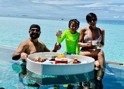 Actress mandira bedi enjoying in pool maldives photo viral માલદીવમાં પતિ અને દિકરા સાથે વેકેશન એન્જોય કરતી જોવા મળી મંદિરા બેદી, જુઓ તસવીરો