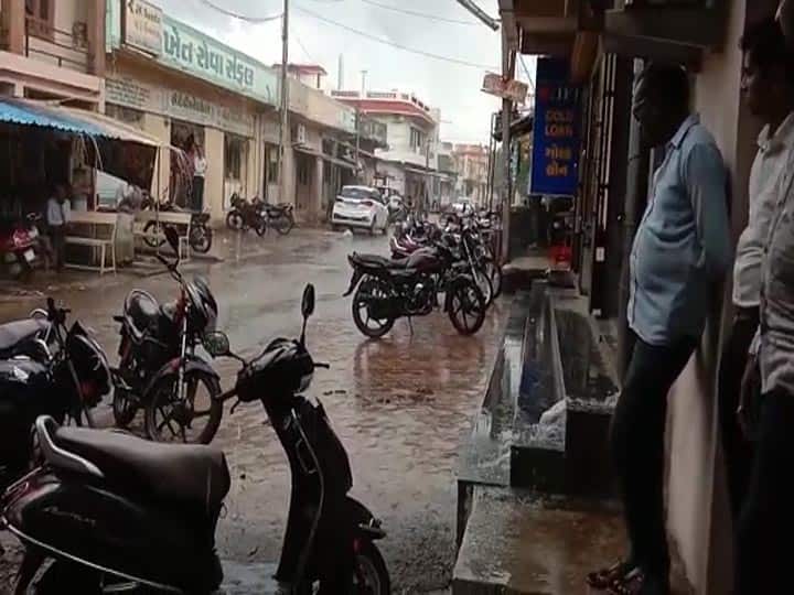હવામાન વિભાગના કહેવા પ્રમાણે, ‘મહા’ વાવાઝોડું ગુજરાતના દરિયા કાંઠે ટકરાશે નહી પરંતુ આગામી 5-7 નવેમ્બર સુધી તેની અસરને કારણે દક્ષિણ ગુજરાત અને સૌરાષ્ટ્રના દરિયા કાંઠાના જિલ્લાઓમાં ભારે વરસાદ વરસી શકે છે. 