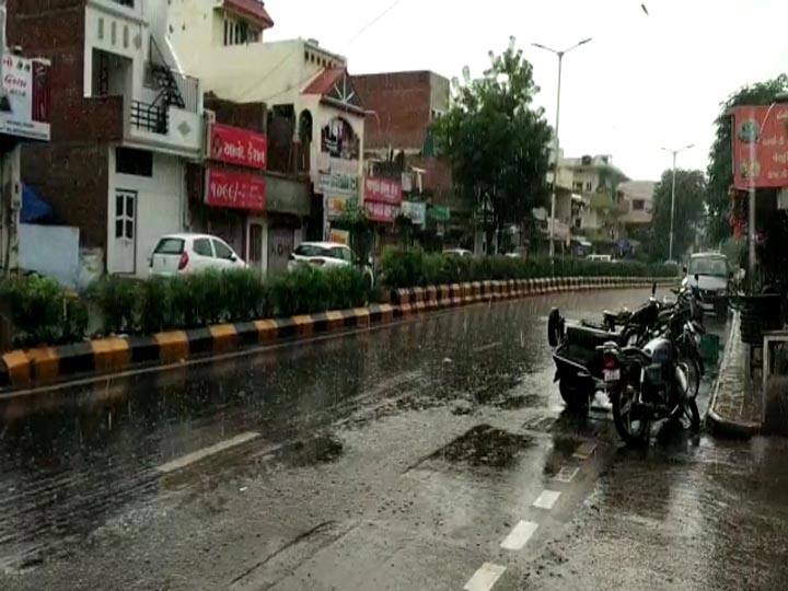 હવામાન વિભાગના ડાયરેક્ટર જયંત સરકારે જણાવ્યું હતું કે, ‘મહા’ વાવાઝોડું ગુજરાત તરફ આવતા નબળું પડશે. ચોથી નવેમ્બરથી 7મી નવેમ્બર સુધી 50 કિલોમીટર પ્રતિ કલાકની ઝડપે પવન ફૂંકાશે. અમે માછીમારોને દરિયો ન ખેડવા સૂચના આપી છે. હાલમાં વેરાવળથી 540 કિલોમીટર દક્ષિણ પશ્ચિમે વાવાઝોડું સક્રિય છે. 