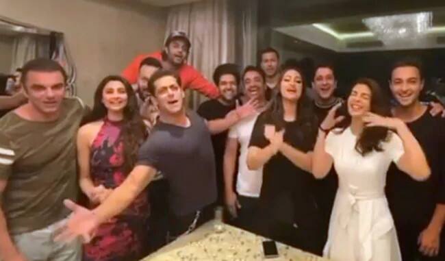 શાહરૂખના 54માં જન્મદિવસ પર સલમાને ખાસ રીતે કરી Wish, જુઓ વીડિયોમાં સલ્લુનો અંદાજ salman khan special wishes to shah rukh khan on her birthday શાહરૂખના 54માં જન્મદિવસ પર સલમાને ખાસ રીતે કરી Wish, જુઓ વીડિયોમાં સલ્લુનો અંદાજ