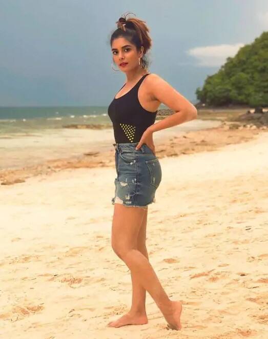 તસવીરોમાં એક્ટ્રેસ એકદમ હૉટ બિકીની અંદાજમાં બીચ પર દેખાઇ રહી છે. પૂજાએ આ તસવીરો શેર કરતા લખ્યું છે, - ‘The kind of blues I like.‘