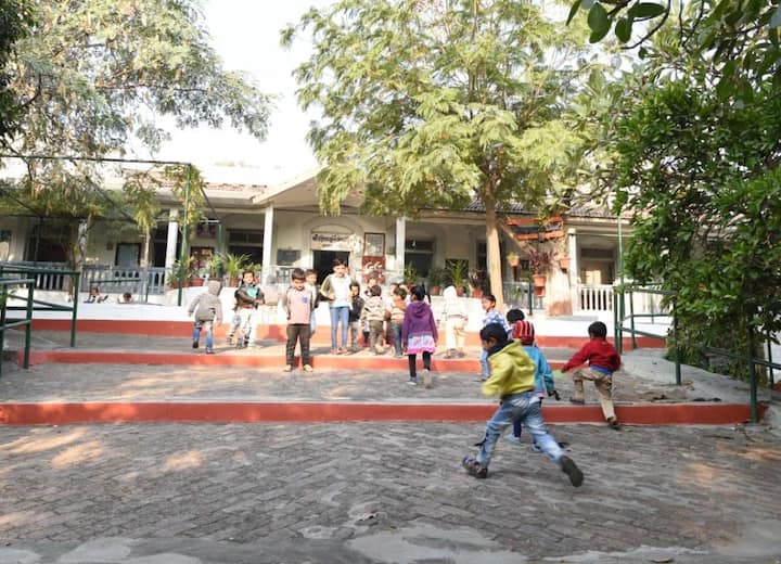 અમદાવાદઃ શ્રી દક્ષિણામૂર્તિ બાલમંદિરે ગૌરવપૂર્ણ અને ઐતિહાસિક અસ્તિત્વનાં 99 વર્ષ પૂર્ણ કરી 1લી ઓગસ્ટ, 2019ના રોજ 100મા વર્ષમાં મંગલ પ્રવેશ કર્યો છે. શ્રીમન નથુરામ શર્માના આશીર્વાદથી ભાવનગરના મહારાજ શ્રી ભાવસિંહજી તથા દીવાન સર પ્રભાશંકર પટ્ટણીના સહયોગથી કેળવણીકાર શ્રી નાનાભાઈ ભટ્ટ, શ્રી હરગોવિંદ અજરામર પંડ્યા તેમજ ઓધવજીભાઈ જેવા સાથી મિત્રોએ સન 1910માં શ્રી દક્ષિણામૂર્તિ વિદ્યાર્થી ભવનની શરૂઆત કરી.જીવન-ઘડતરમાં બાળકેળવણીનું મહત્વ સ્વીકારીને સન 1920માં બાલમંદિર શરૂ કરવામાં આવ્યું અને તેની શતાબ્દીની સફરમાં બાળકેળવણીનાં શિખર પુરુષ શ્રી ગિજુભાઈ બઘેકા, શ્રી તારાબહેન મોડક તેમજ પ્રયોગશીલ શ્રી હરભાઈ ત્રિવેદી, શ્રી નરેન્દ્રભાઈ બધેકા અને શ્રી વિમુબહેન બધેકાનો મહત્વનો ફાળો રહ્યો છે.