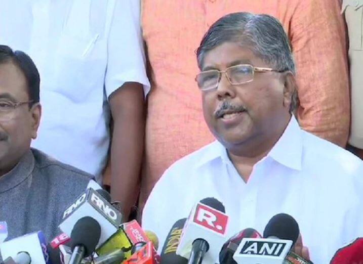 Chandrakant patil said we met governor to discuss legal options મહારાષ્ટ્ર: ભાજપના નેતાઓએ કરી રાજ્યપાલ સાથે મુલાકાત, ચંદ્રકાન્ત પાટિલે કહ્યું- જનતાએ ગઠબંધનને જનાદેશ આપ્યો