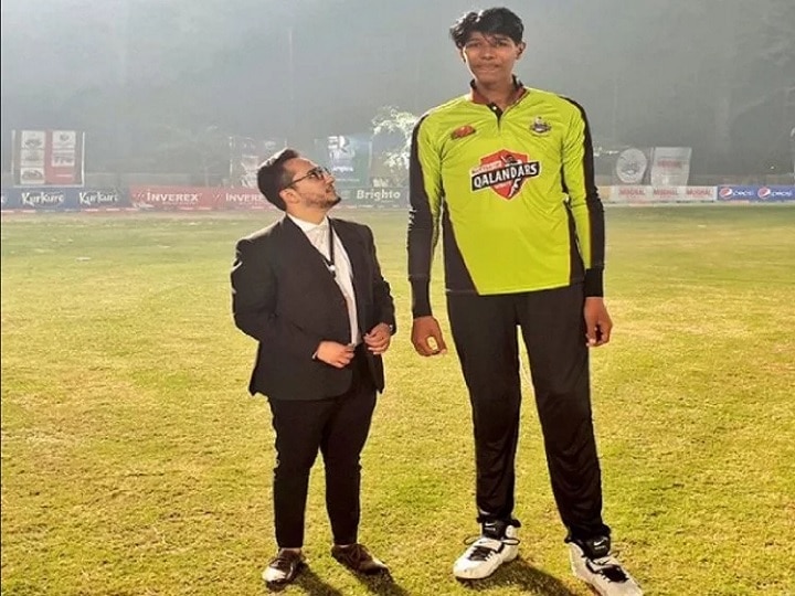 world tallest cricketer 7 5 feet tall mohammad mudasser will play psl આ છે દુનિયાનો સૌથી લાંબો ક્રિકેટર, ઊંચાઈ જાણીને ચોંકી જશો