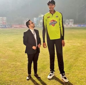 આ છે દુનિયાનો સૌથી લાંબો ક્રિકેટર, ઊંચાઈ જાણીને ચોંકી જશો