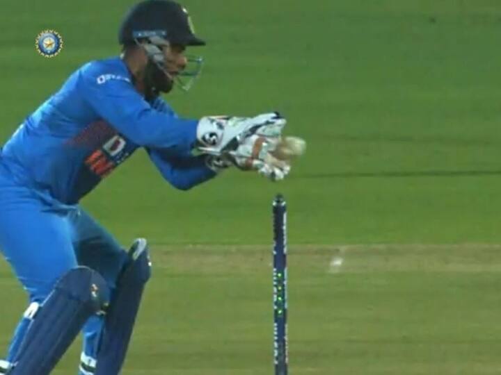 india vs bangladesh rishabh pant wicket keeping blunder 2nd t20i rajkot INDvsBAN: રિષભ પંતે વિકેટકીપિંગમાં કરી મોટી ભૂલ, સોશિયલ મીડિયા પર ઉડી મજાક