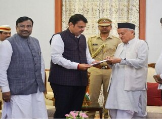 મહારાષ્ટ્રમાં રાજ્યપાલે ભાજપને સરકાર બનાવવા આપ્યું આમંત્રણ, ફડવણીસ સોમવારે બહુમત સાબિત કરશે