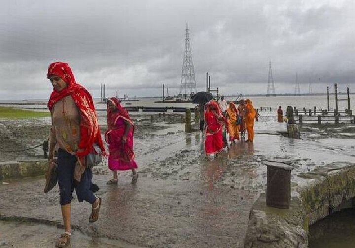 Cyclonic Storm Bulbul hits at coastal west Bengal બંગાળમાં દરિયાકાંઠે ટકરાયું વાવાઝોડુ બુલબુલ, આગામી 6-8 કલાક ગંભીર