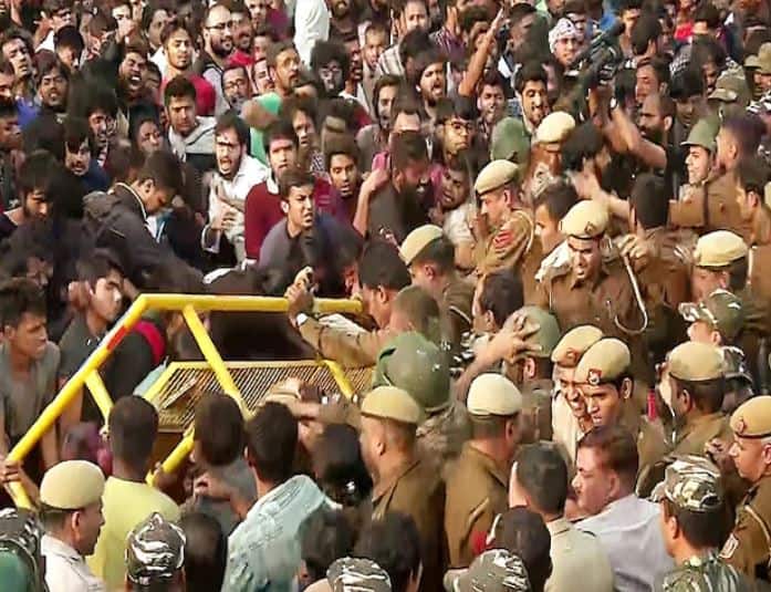 jnu student protest for increase hostel fee and dress code દિલ્હી: ફી વધારો અને ડ્રેસ કોડના વિરોધમાં વિદ્યાર્થીઓએ કર્યું JNU બહાર પ્રદર્શન