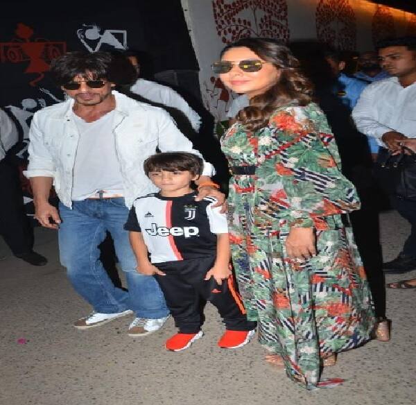 શાહરૂખ અને તેની પત્ની ગૌરી નાના પુત્ર અબરામને લઈ આરાધ્યાની બર્થ ડે પાર્ટીમાં આવ્યા. આરાધ્યા અને અબરામ એક જ સ્કૂલમાં ભણે છે અને સારા મિત્રો છે.