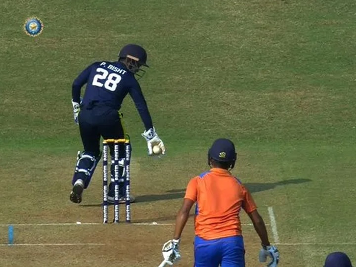 Meghlaya wicket-keeper Puneet Bisht tries to emulate Mahendra Singh Dhoni આ વિકેટ-કીપરને મહેન્દ્ર સિંહ ધોનીની સ્ટાઈલ મારવી મોંઘી પડી? જાણો કેમ