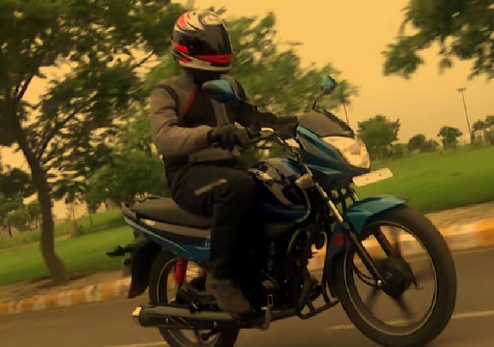 કંફર્ટ અને સ્ટેબલ રાઇડઃ નવી Splendor iSmartમાં ડાયમંડ ચેસિસ આપવામાં આવી છે, જેની મદદથી દરેક પ્રકારના રસ્તા પર સરળતાથી ચલાવી શકાય છે. તેમાં +15 mmનું ફ્રન્ટ સસ્પેંશન, 180mmનું ગ્રાઉન્ડ ક્લીયરન્સ અને +36 mmનું વ્હીલબેસ આપવામાં આવ્યું છે. નવી બાઇકને જયપુરના સેન્ટર ફોર ઈનોવેશન એન્ડ ટેકનોલોજીમાં ડેવલપ કરવામાં આવી છે. આ તમામ બદલાવથી ચાલકને બાઇકમાં કંફર્ટ અને સ્ટેબલ રાઇડ મળે છે. (તસવીરોનો ઉપયોગ પ્રસ્તુતીકરણ માટે કરવામાં આવ્યો છે)