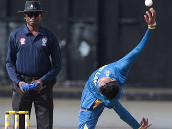 video viral, sri lankan bowler kevin koththigoda weird bowling action 15 વર્ષ બાદ ક્રિકેટની દુનિયામાં આવ્યો વિચિત્ર એક્શન વાળો બૉલર, જુઓ વીડિયો