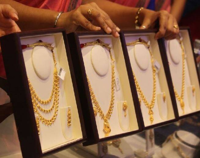 Hallmarking on jewelery will be mandatory from 1 january 2020 સોનાનાં ઘરેણાં ખરીદવા માટે 1 જાન્યુઆરીથી લાગુ થશે નવા નિયમો, જાણો