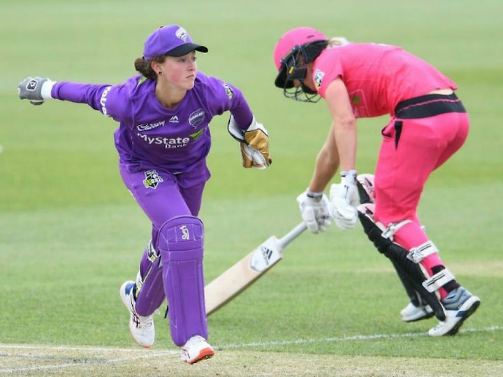 Australian woman cricketer Emily Smith one year banned from cricket  ઓસ્ટ્રેલિયન ક્રિકેટરે પ્લેઈંગ ઈલેવનનાં નામ ઈન્સ્ટાગ્રામ પર મૂકી દેતાં એક વર્ષનો પ્રતિબંધ, જાણો વિગત