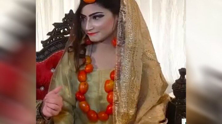 bride ditches gold jewellery for tomatoes in pakistan પાકિસ્તાનની દુલ્હને પહેર્યા ટામેટાના આભૂષણ, લોકોએ કહ્યું- આ પાકિસ્તાનની સૌથી અમિર મહિલા છે, Video વાયરલ
