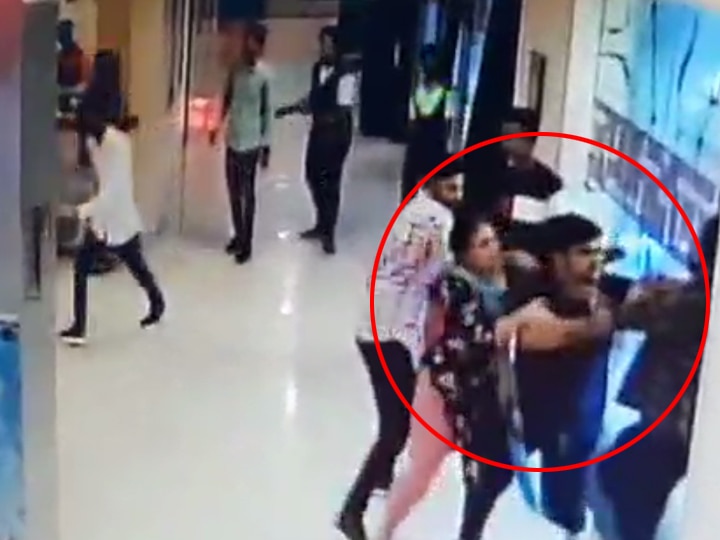 Unknown strangers molested the girl in the Rajkot mall રાજકોટના મોલમાં પરિવાર ફિલ્મ જોવા પહોંચ્યો અને અજાણ્યા શખ્શોએ જાહેરમાં તરૂણીની કરી છેડતી પછી શું થયું? જાણો વિગત