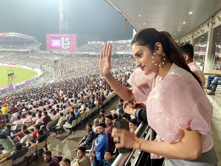 pink ball test india vs bangladesh nusrat jahan at eden gardens kolkata ટીમ ઈન્ડિયાનો ઉત્સાહ વધારવા પિંક ડ્રેસ પહેરીને ઇડન ગાર્ડન પહોંચી નુસરત જહાં