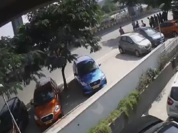 car after losing control falls from flyover in Hyderabad ફ્લાઈઓવર પર જઈ રહેલી કાર અચાનક નીચે રોડ પર ખાબકી, એકનું મોત, જુઓ CCTV
