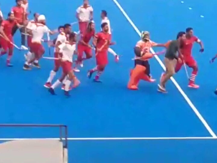 Nehru Cup hockey final: Fight breaks out between Punjab Police and PNB હોકીની ફાઈનલ મેચમાં બે ટીમ વચ્ચે થઈ જોરદાર બબાલ, ખેલાડીઓ સ્ટિકથી એકબીજા પર તુટી પડ્યાં, જુઓ Live વીડિયો
