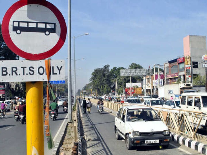 Be careful before taking your vehicle along the BRTS corridor at Ahmedabad BRTS કોરિડોરમાં તમારું વાહન લઈને ઘુસતા પહેલાં અમદાવાદીઓ ચેતજો! ગૃહમંત્રીએ શું લીધો મોટો નિર્ણય? જાણો વિગત