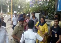 સુરતઃ હેલમેટ વગર જતી હતી મહિલા, પોલીસે અટકાવીને આપ્યો મેમો ને પછી.......