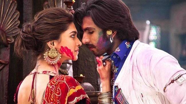 bollywood ranveer singh kiss deepika padukone anchor shouted for stop ચાલુ ઇન્ટરવ્યૂમાં આ બોલિવૂડ કપલ થયું રોમેન્ટિક, એક્ટરે કરી લીધી કિસ તો એન્કરે કહ્યું- આ બધું અહીં નહીં