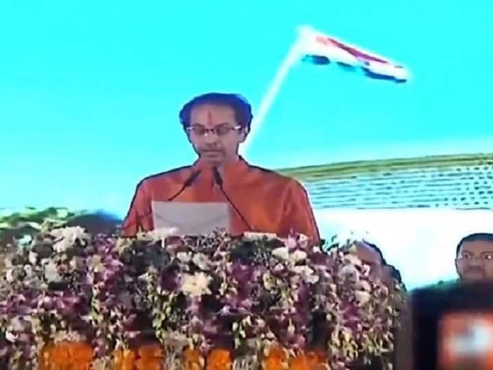 મહારાષ્ટ્રના 18માં મુખ્યમંત્રી તરીકે શિવેસના ચીફ ઉદ્ધવ ઠાકરેએ ગુરવારે શપથ લીધા હતા. તેમની સાથે અન્ય 6 મંત્રીઓએ પણ શપથ લીધા હતા. શિવાજી મહારાજને નમન કરતા ઉદ્ધવ ઠાકરએ મરાઠી ભાષામાં શપથ લીધા હતા. તેઓ ઠાકરે પરિવારના પ્રથમ મુખ્યમંત્રી છે.