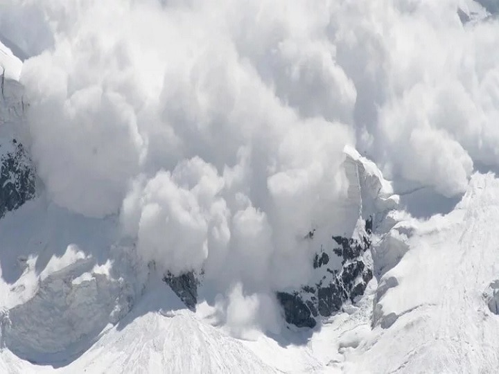 two Army personnel succumbed in avalanche Southern Siachen Glacier સિયાચિન 18 હજાર ફૂટની ઊંચાઈએ હિમસ્ખલન, બે જવાન શહીદ