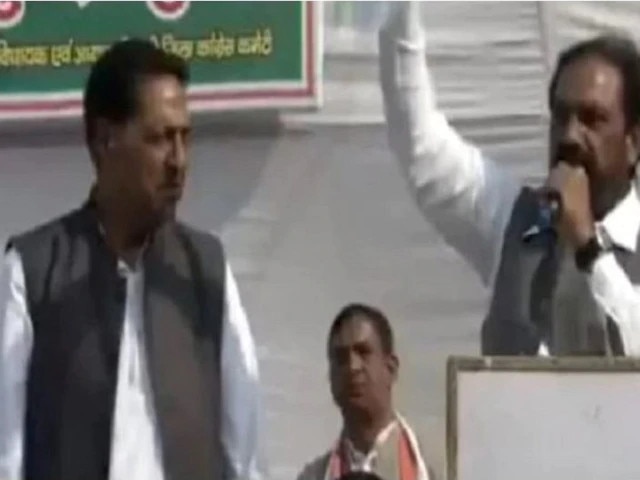 congress leader says priyanka chopra zindabad in rally કોંગ્રેસનો ભવાડોઃ રેલીમાં કોંગી નેતાએ પ્રિયંકા ગાંધીની જગ્યાએ 'પ્રિયંકા ચોપડા ઝિન્દાબાદ'ના નારા લગાવ્યા, વીડિયો વાયરલ