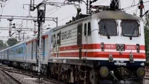Indian Railways operating ratio of 98.44% worst in 10 years: CAG  મોદી સરકાર માટે વધુ એક ઝટકો, 10 વર્ષમાં સૌથી ખરાબ સ્થિતિમાં પહોંચી રેલવે