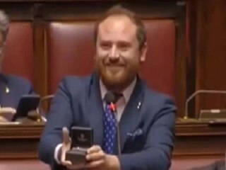 mp proposes to his girlfriend in middle of parliamentary debate video viral અહો !... સંસદના ચાલુ સત્રમાં જ સાંસદે ગર્લફ્રેન્ડને લગ્ન માટે કર્યું પ્રપોઝ, વીડિયો થયો વાયરલ