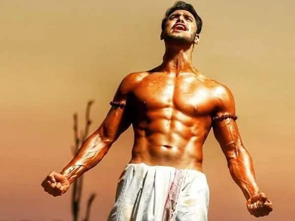 આ એક્ટરને 50 જેટલા ગુંડાઓએ જાહેરમાં ફટકાર્યો, જીવ બચાવવા એક્ટર ખુલ્લા પગે પોલીસ સ્ટેશન દોડ્યો fifty hoodlum attacked on actor parth tiwari આ એક્ટરને 50 જેટલા ગુંડાઓએ જાહેરમાં ફટકાર્યો, જીવ બચાવવા એક્ટર ખુલ્લા પગે પોલીસ સ્ટેશન દોડ્યો