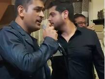 ધોની બન્યો સિંગર, મિત્રો સાથેની પાર્ટીમાં ગાયુ 90ના દાયકાનુ આ મનપસંદ ગીત, વીડિયો વાયરલ