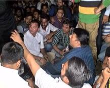 ગાંધીનગરઃ SITની રચના છતાં પરીક્ષાર્થીઓનું પ્રદર્શન યથાવત, ધાનાણી, અમિત ચાવડા મળવા પહોંચ્યા