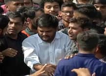 બિન સચિવાલય પરીક્ષા: પ્રદર્શનકારીઓએ હાર્દિક પટેલ સાથે કરી ધક્કામુક્કી, લાગ્યા ગો બૅકના નારા