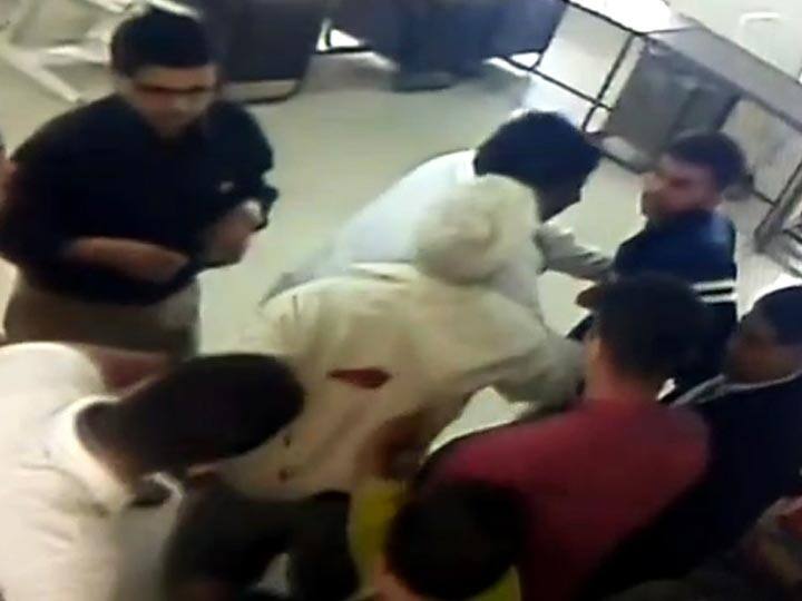 Student attacked principal for copy case in Jamnagar College જામનગરની કોલેજમાં કોપી કેસમાં પકડાતાં વિદ્યાર્થીએ પ્રિન્સિપાલ પર કર્યો હુમલો, જાણો વિગત