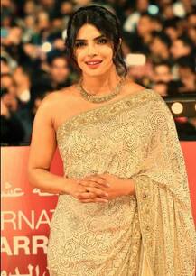 સાડી પહેરી બોલ્ડ અંદાજમાં રેડ કાર્પેટ પર પહોંચી પ્રિયંકા ચોપરા, જુઓ તસવીરો