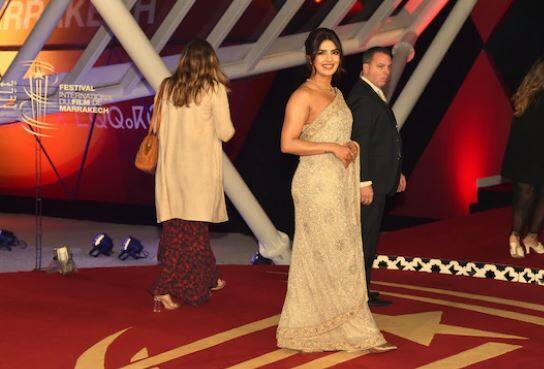 સાડીમાં પ્રિયંકા ચોપરા ખૂબ જ સુંદર લાગી રહી હતી. આ લૂકને ખાસ બનાવવા પ્રિયંકાએ બ્લાઉઝ સાથે ખાસ એક્સપેરિમેન્ટ કર્યું હતું. જે તેના ટ્રેડિશનલ લૂકને શાનદાર બનાવી રહ્યો છે.