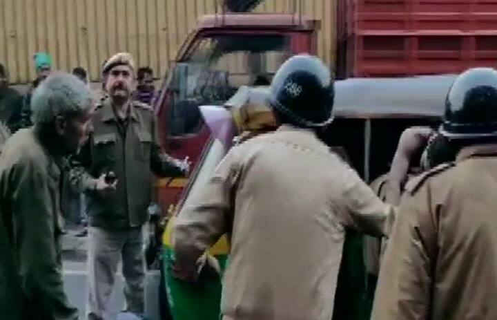 . રેસ્ક્યૂ ઓપરેશનમાં અત્યાર સુધીમાં 50થી વધારે લોકોને બચાવી લેવામાં આવ્યા છે. જ્યારે ડઝનથી વધારે લોકોને હોસ્પિટલ લઈ જવામાં આવ્યા છે. 