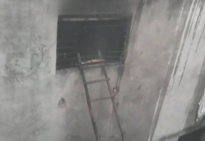 ફાયરબ્રિગેડે પહોંચીને કામગીરી શરૂ કરતાં ચારે બાજુ ધૂમાડાના ગોટે ગોટા જોવા મળ્યા હતા.