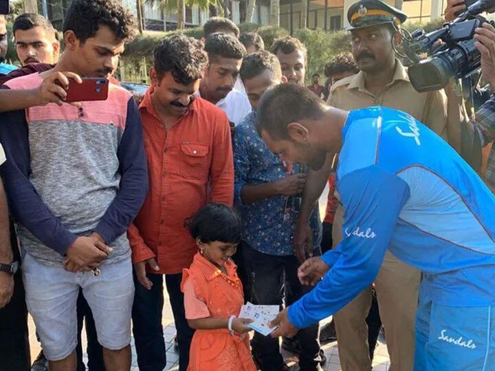 India vs West Indies t20: Denesh Ramdin's heartwarming gesture India vs West Indies: વેસ્ટ ઈન્ડિઝના વિકેટકીપરે નાની બાળકીને ગિફ્ટ શું આપ્યું? જાણોને ચોંકી જશો
