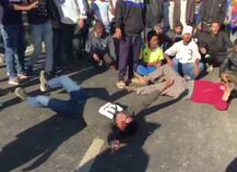 દેશભરમાં નાગરિકતા સંશોધન બિલનો વિરોધ, આગચંપી-પથ્થરમારો, દુકાનો બંધ કરાવીને રસ્તાં પર ઉતર્યા લોકો, જુઓ તસવીરો